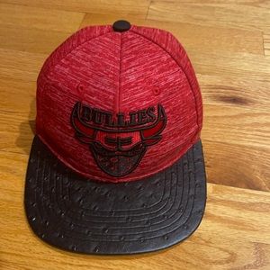 I m selling a red and black bullies cap One size fit all good  material